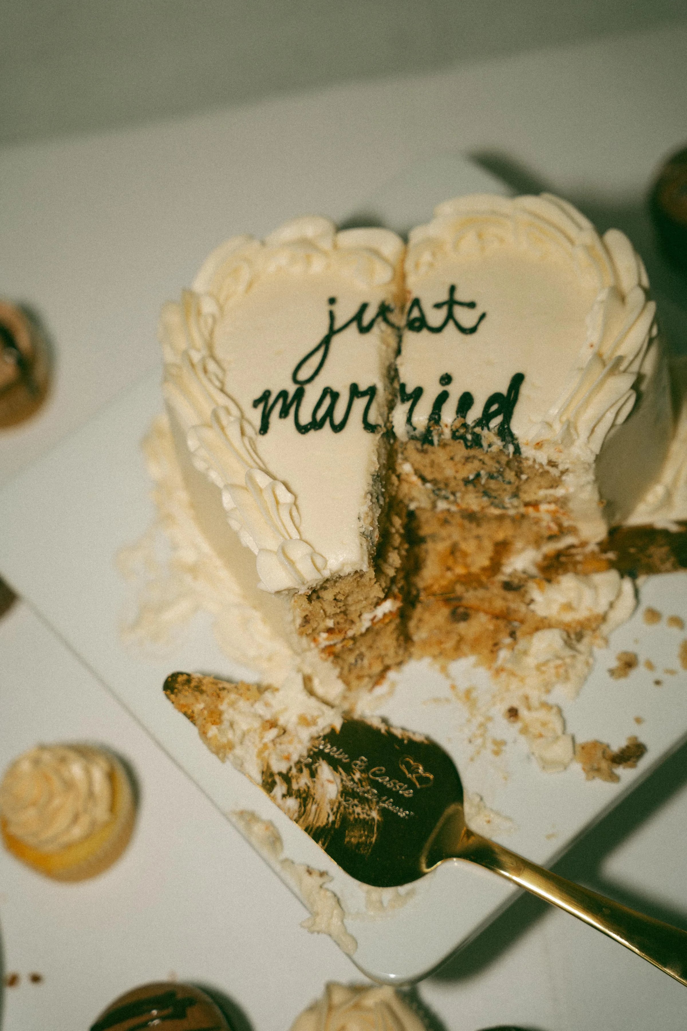 Wedding cake reading just married